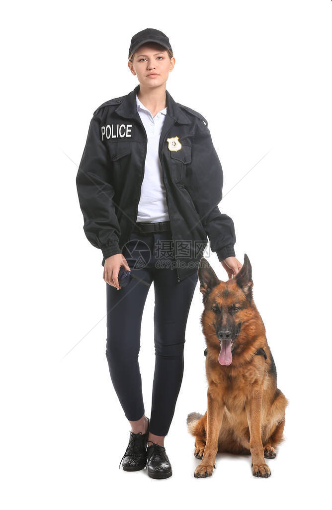 白色背景中带狗的女警官图片