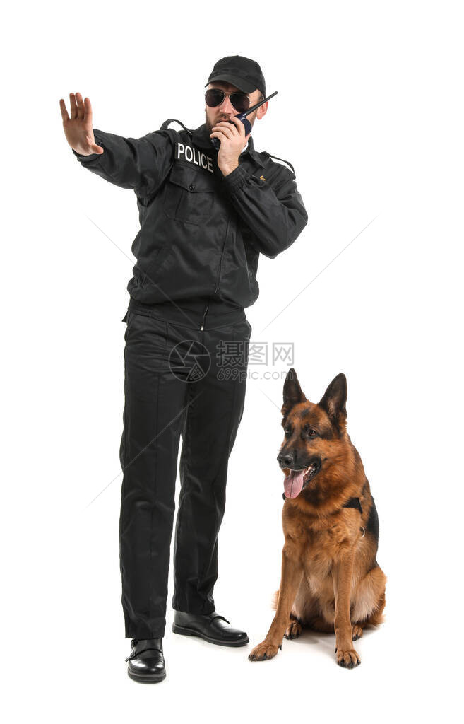 白色背景中带狗的男警官图片