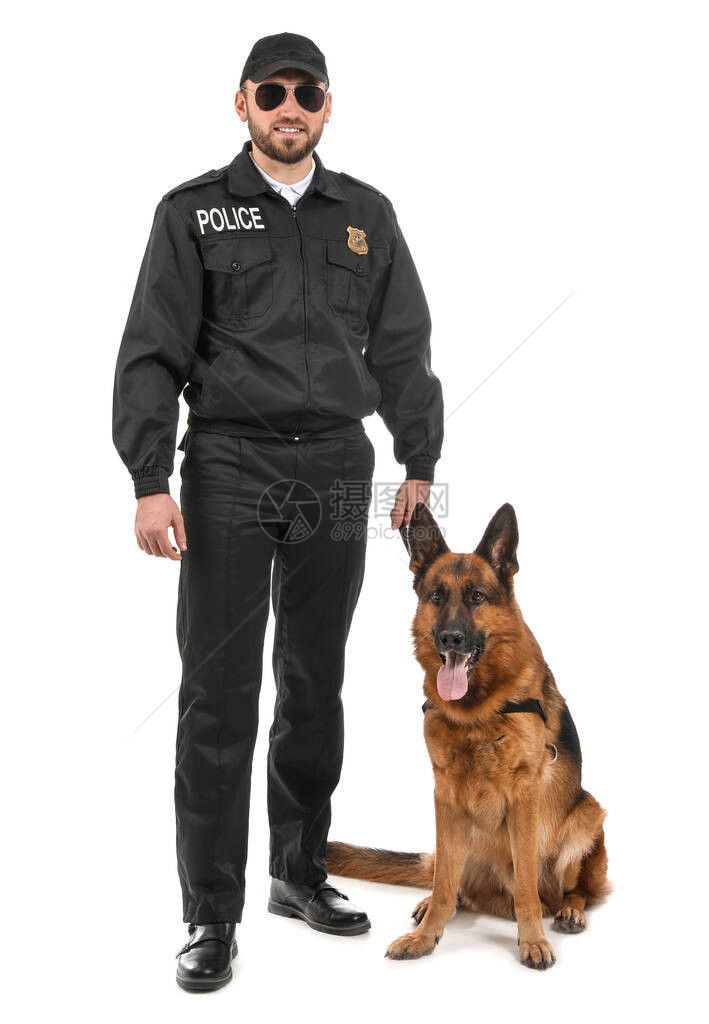 白色背景中带狗的男警官图片