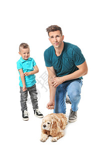 年轻人和他的小儿子在白色背景下患图片