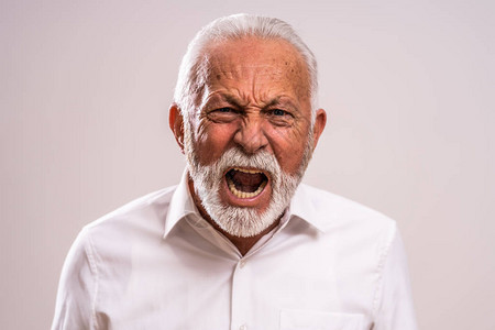 愤怒的老人尖叫的画像图片