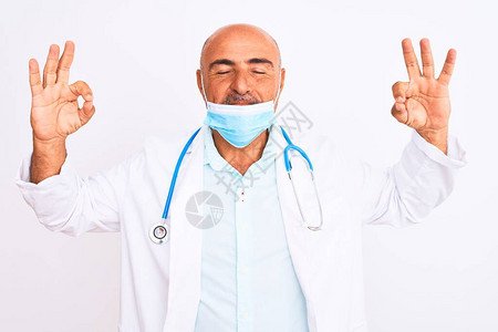 中年医生男子佩戴听诊器和面罩图片