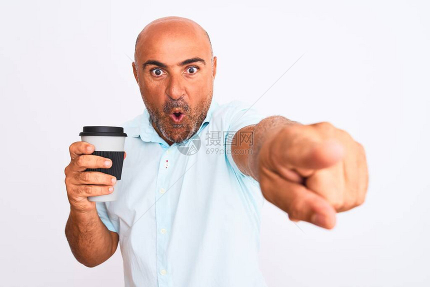 中年男子喝着咖啡图片