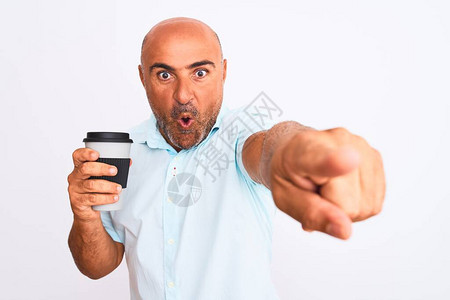 中年男子喝着咖啡图片