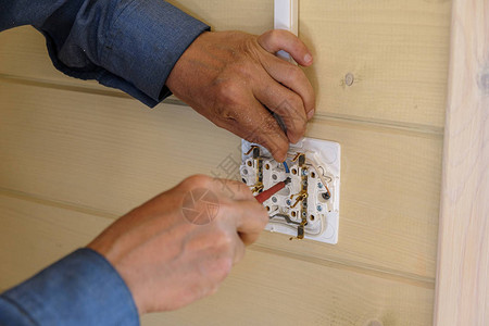 专业电气工程师在新木屋中安装电源插座和接线图片