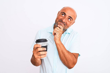 中年男子饮酒将咖啡带走站在孤立的白人背景之上面对严肃的思考问题图片