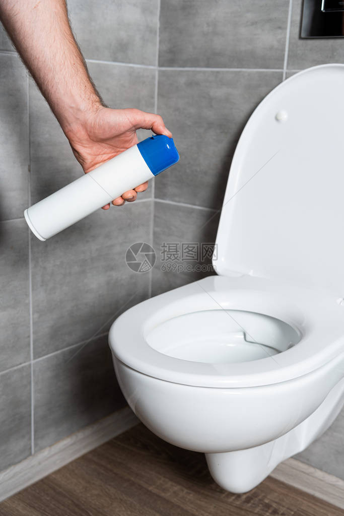 现代卫生间用厕所碗装着空气清新剂图片
