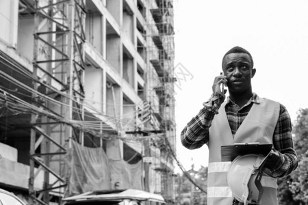 非洲青年建筑工人在户外建筑工地黑图片