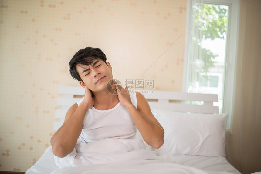 床上睡眠不足的男图片