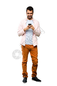 留着胡子的帅哥在孤立的白色背景上用手机发送信图片