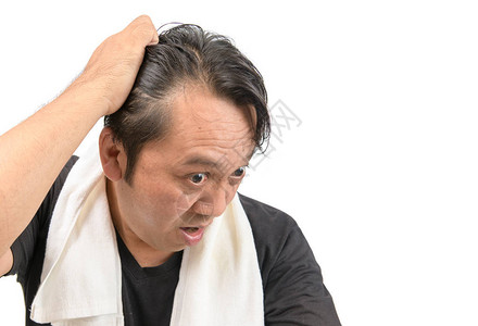 中年亚洲人担心他的头发掉落或白种背景孤立的长发高音和灰色头图片