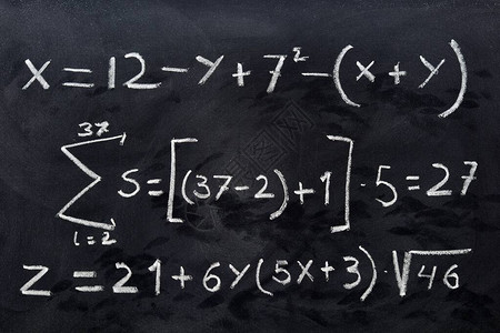 用粉笔在黑板上手写的数学事实背景图片
