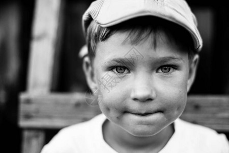 一个五岁男孩的特写黑白肖像图片