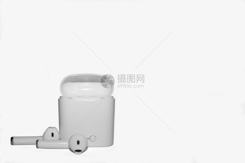 一对现代无线耳机在白色背景上图片
