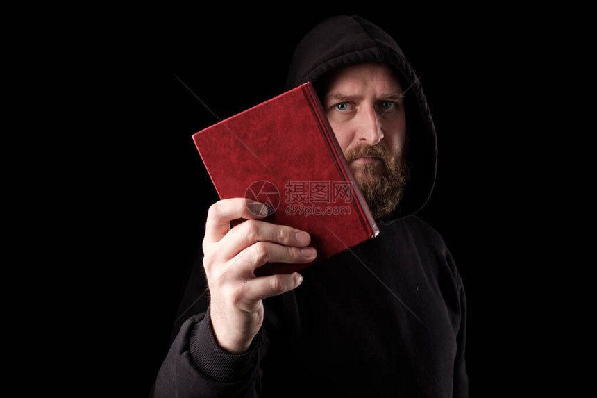 一个戴着兜帽的胡子白人在前面拿着一本书人图片