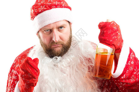 没有假胡须的疲倦圣诞老人警告地举起酒背景图片