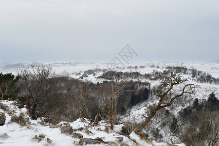 沙尘天气逆风从雪上白昼的沙尘石中切达峡背景