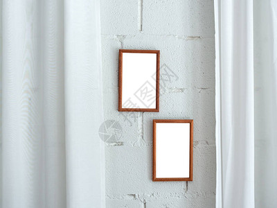 白砖墙和白色软窗帘背景上的两块木板框图片