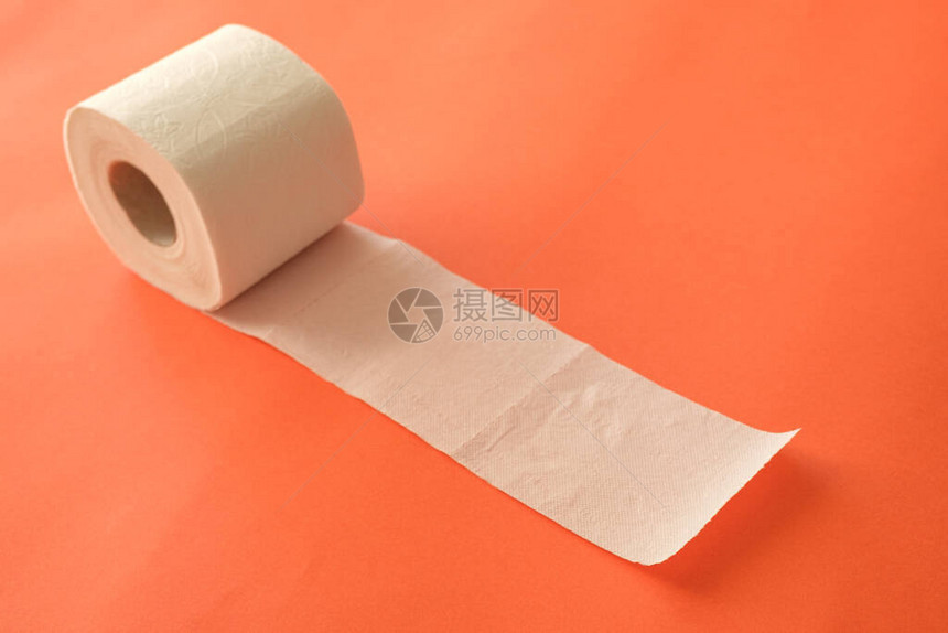 粉红色背景上的卫生纸的二角手纸卷卫生纸在适当图片