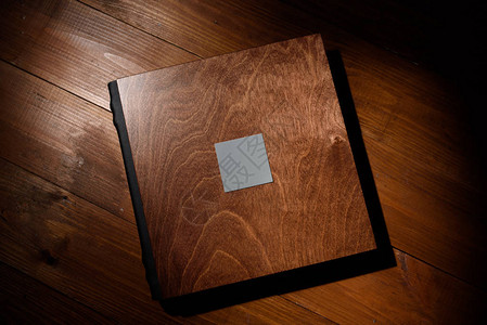 在木桌上的木制封面的照片书强光图片