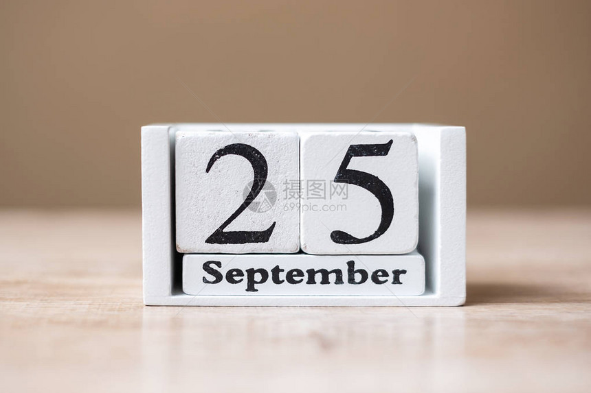 9月25日天药剂师日概念挂在桌子上的日历木图片