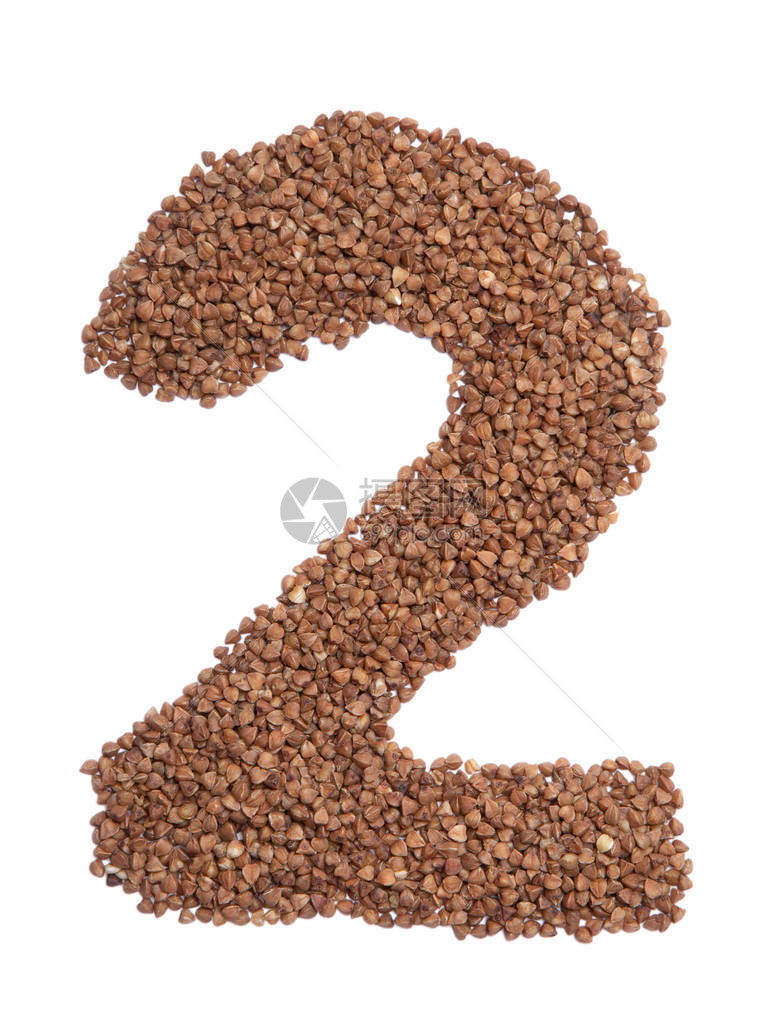 阿拉伯数字2来自白色孤立背景上的棕色干荞麦由碎粒制成的食物模式用于设计的明亮图片