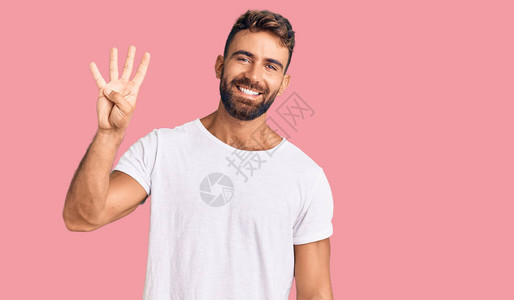 身穿轻便白色短袖圆领汗衫的西班牙青年男子展示并举起第四指头图片