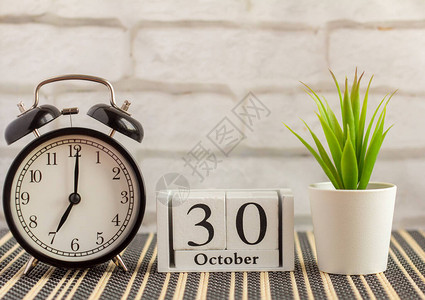 10月30日在一张木制日历上背景图片