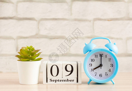 月8日带有日期和表钟的木制日历图片