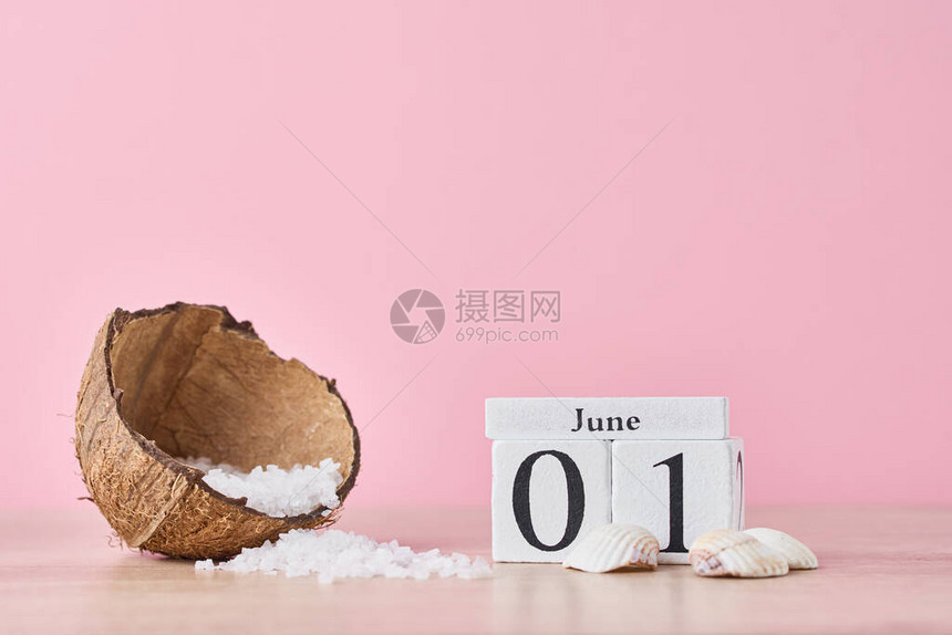 6月1日的木质区块日历和粉红背景的椰子和图片