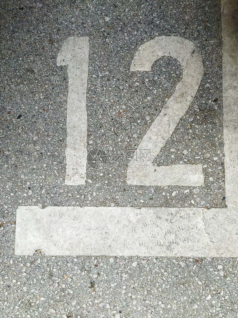 12号写在街道沥青上图片