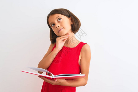 美丽的女学生阅读红书站在孤立的白色背景上图片