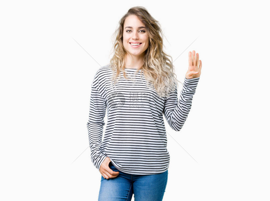 美丽的年轻金发女郎穿着条纹毛衣在孤立的背景下展示并用四号手指向上指着图片