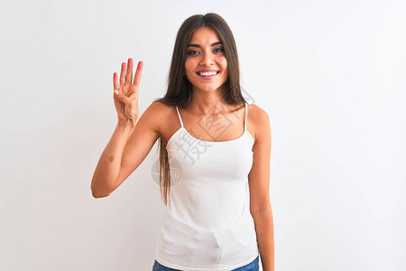 年轻漂亮的女人穿着休闲T恤站在孤立的白色背景上图片