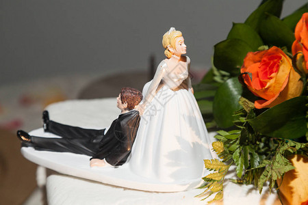 有趣的人物新娘和新郎雕像在婚礼蛋图片
