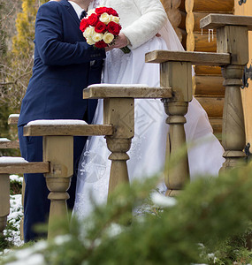 新郎和新娘站在一起捧着一束花图片