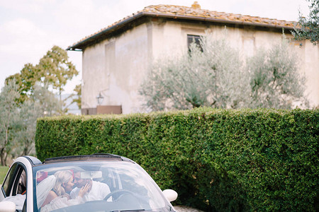 美丽的新娘和新郎在意大利托斯卡尼利亚诺酒庄美第奇宫前图片