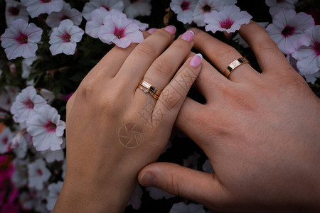 手牵的结婚戒指图片