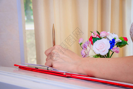 女人在床上拿着一朵花图片