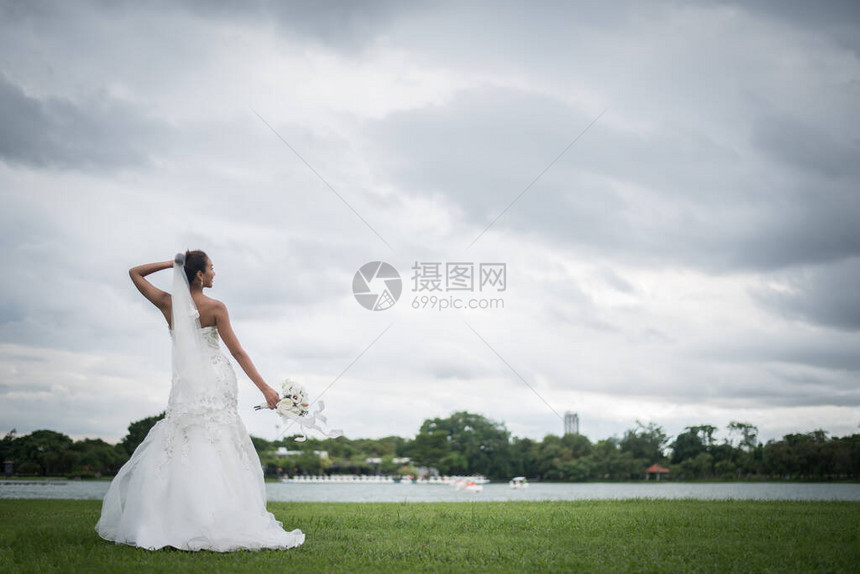 美丽的新娘与婚礼化妆和发型图片