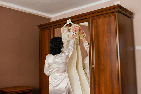 新娘欣赏礼服图片