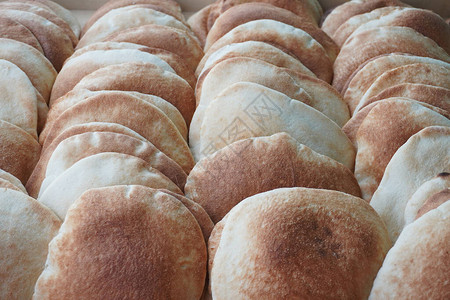 市场上的新鲜出炉的面包图片