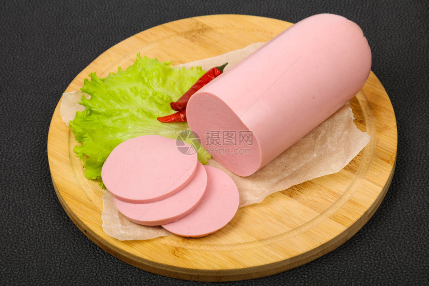 猪肉香肠片配沙拉叶图片