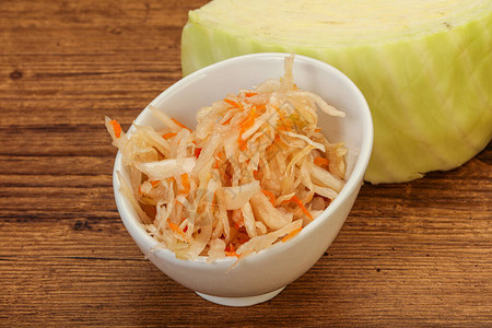 酸菜木碗里的酸菜图片