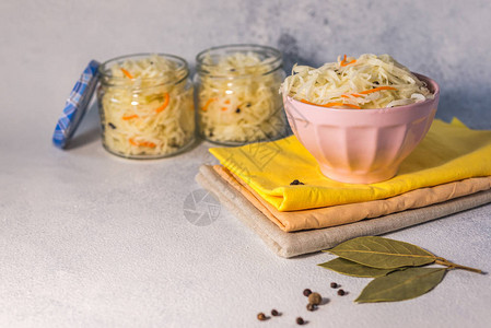 在玻璃罐里发酵的沙拉健康的产品生菜抗生素概念图片
