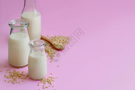 粉红色背景的Vegan水稻牛奶瓶中非奶图片