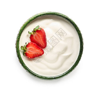 白色背景中的一碗健康草莓酸奶图片