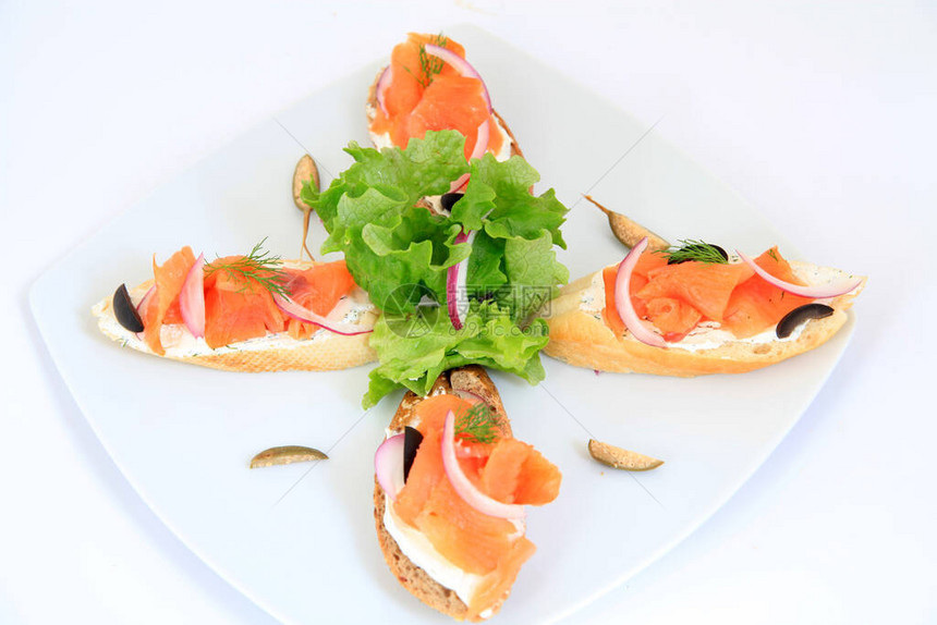 三明治配三文鱼装饰小吃食品图片