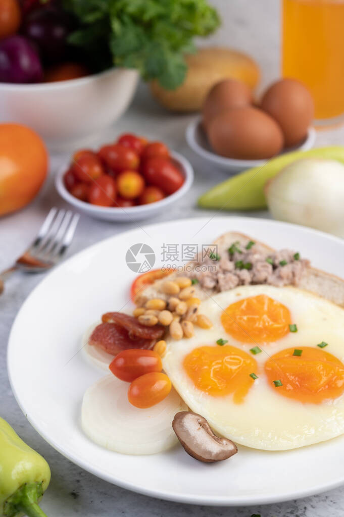 早餐包括炸鸡蛋香肠薄煎猪肉面包红豆和图片