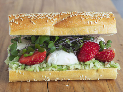 加草莓莫zzarella奶酪和鳄梨酱的面包图片